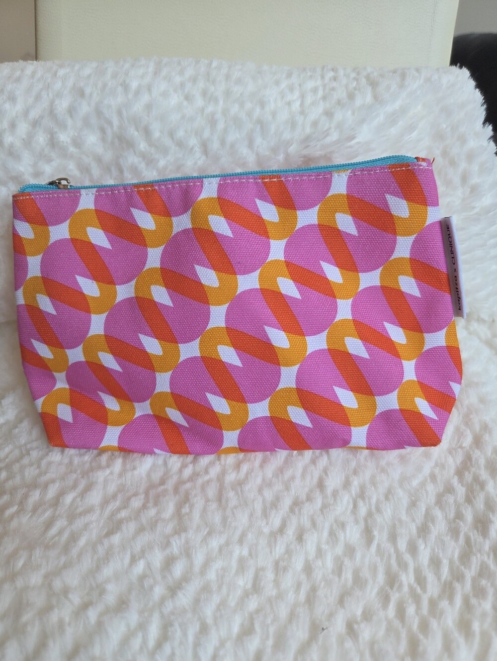 Free New cute pouch Clinique with any purchase of $20 or more!